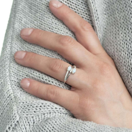 Ezüst gyűrű - fehér ovális szintetikus opálok, átlátszó kerek cirkóniák | Argento-ekszer.hu