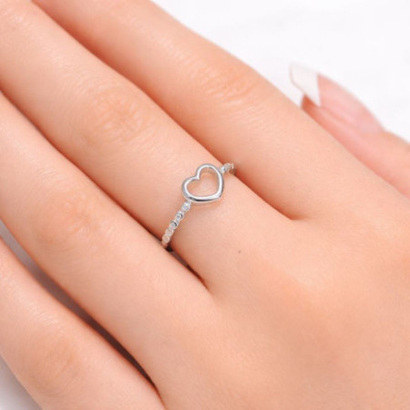 Ezüst gyűrű - szív, átlátszó kerek cirkóniák | Argento-ekszer.hu