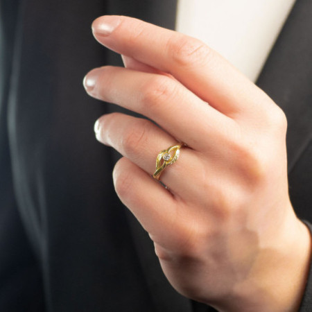 Aranyozott ezüst gyűrű - kézi gravírozással, átlátszó kerek cirkónia | Argento-ekszer.hu