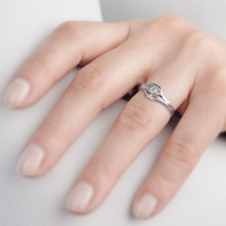 Ezüst gyűrű - kézi gravírozással, átlátszó kerek cirkónia | Argento-ekszer.hu