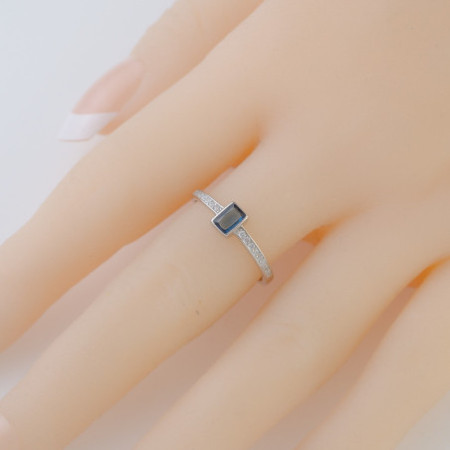 Ezüst gyűrű - kék téglalap alakú cirkónia, átlátszó kerek cirkóniák | Argento-ekszer.hu